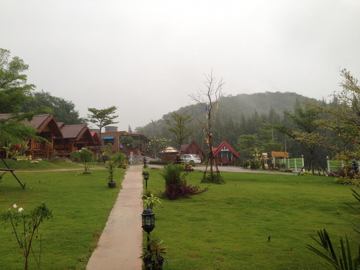 บ้านเรือนไท มวกเหล็ก Ban Ruenthai Muaklek Buitenkant foto